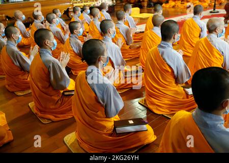buddhistischer Tempel von BA Vang. Nonnen bei religiösen Ritualen. Buddhistische Zeremonie Uong Bi. Vietnam. Stockfoto
