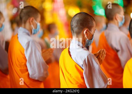 buddhistischer Tempel von BA Vang. Nonnen bei religiösen Ritualen. Buddhistische Zeremonie Uong Bi. Vietnam. Stockfoto