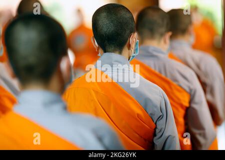 buddhistischer Tempel von BA Vang. Nonnen bei religiösen Ritualen. Buddhistische Zeremonie Uong Bi. Vietnam. Stockfoto
