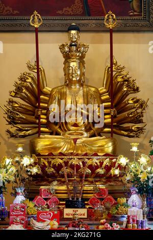 buddhistischer Tempel von BA Vang. Tausendarmige Avalokitesvara, der Bodhisattva des Mitgefühls oder die Göttin der Barmherzigkeit. Uong Bi. Vietnam. Stockfoto