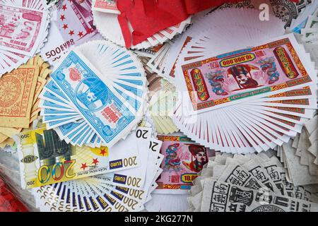 Phuoc langer buddhistischer Tempel. Brennende Höllenbanknoten und andere Formen von Joss-Papier für die buddhistische und taoistische Zeremonie. Tan Chau. Vietnam. Stockfoto