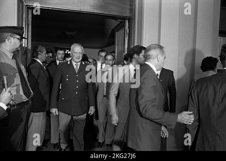 Leopoldo Fortunato Galtieri, De-facto-Präsident Argentiniens, nimmt nach der Besetzung der Falklands (Malvinas) am 2.. April 1982 an einer Pressekonferenz Teil Stockfoto