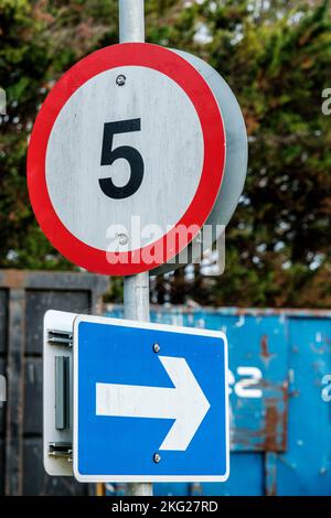 Epsom, Surrey, London, Großbritannien, November 19 2022, Straßenverkehrsgeschwindigkeitslimit und Einbahnwegschild Post Close Up With No People Stockfoto