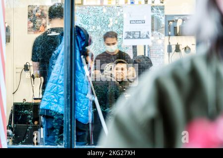 Epsom, Surrey, London, UK, November 19 2022, ehrliche Darstellung eines Mannes, der in Einem Friseurladen sitzt und einen Haarschnitt durch das Schaufenster nimmt Stockfoto