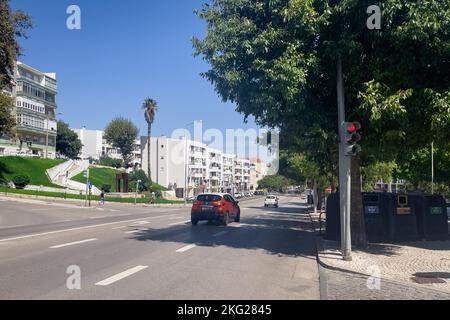 Leere Straße im Stadtteil Almada Stockfoto