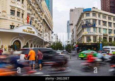 Ho-Chi-Minh-Stadt, Vietnam - 07. November 2022: Blick auf die Straße oder das Stadtbild der vietnamesischen Metropole Saigon. Motorrad prägt das Straßenbild. V Stockfoto