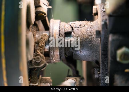 Nahaufnahme des Traktors mit Rollen-Rückstand. Alte Landmaschinen Stockfoto