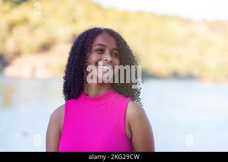 Traurig Mixed Race African American Teenager Mädchen Junge Frau verbringen die Freizeit in der Natur Stockfoto