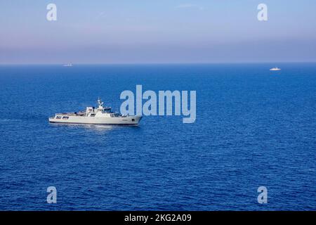 221025-N-TC847-1061 IONISCHES MEER (25. Oktober 2022) das portugiesische Marinepatrouillenboot NRP Viana do Castelo (P 360) segelt in Formation mit dem Arleigh-Burke-Klasse-Raketenzerstörer USS Farragut (DDG 99) während einer Luftverteidigungsübung für die NATO-geführte Wachsamkeit Neptune Strike 22,2 (NEST 22.2), 25. Oktober 2022. NEST 22,2 ist die natürliche Weiterentwicklung der Fähigkeit der NATO, die Fähigkeiten einer Trägerstreikgruppe im Seeverkehr zu integrieren, um die Verteidigung der Allianz in Europa zu unterstützen. #NeptuneStrike,#NeptuneStrike22,Neptunestreik,Neptunestreik 22, Stockfoto