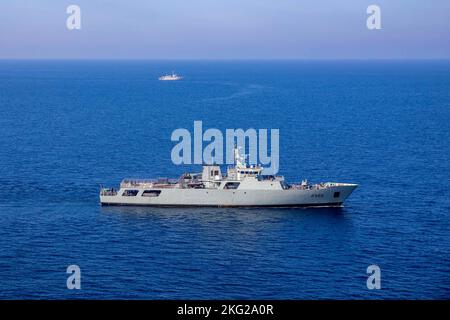 221025-N-TC847-1483 IONISCHES MEER (25. Oktober 2022) das portugiesische Marinekatrouillenboot NRP Viana do Castelo (P 360) segelt in Formation NATO-Partner und Verbündete während einer Luftverteidigungsübung für die NATO-geführte Wachaktivität Neptune Strike 22,2 (NEST 22.2), 25. Oktober 2022. NEST 22,2 ist die natürliche Weiterentwicklung der Fähigkeit der NATO, die Fähigkeiten einer Trägerstreikgruppe im Seeverkehr zu integrieren, um die Verteidigung der Allianz in Europa zu unterstützen. #NeptuneStrike,#NeptuneStrike22,Neptunestreik,Neptunestreik 22, Stockfoto