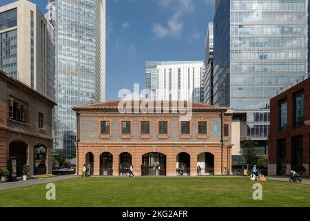 SHANGHAI, CHINA - 21. NOVEMBER 2022 - das Flaggschiff-Café Blue Bottle am Suzhou-Fluss in Shanghai, China, 21. November 2022. Stockfoto