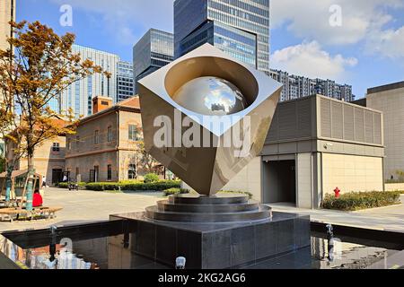 SHANGHAI, CHINA - 21. NOVEMBER 2022 - Eine Skulptur von vier Lieben des Künstlers Lorenzo Quinn ist in Shanghai, China, 21. November 2022 abgebildet. Stockfoto