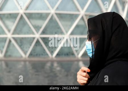 Silhouette muslimischer Frauen in schwarzem Abaya. Abu Dhabi. Stockfoto