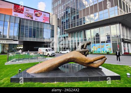 SHANGHAI, CHINA - 21. NOVEMBER 2022 - Eine Skulptur der Hand Gottes des Künstlers Lorenzo Quinn ist in Shanghai, China, 21. November 2022 zu sehen. Stockfoto