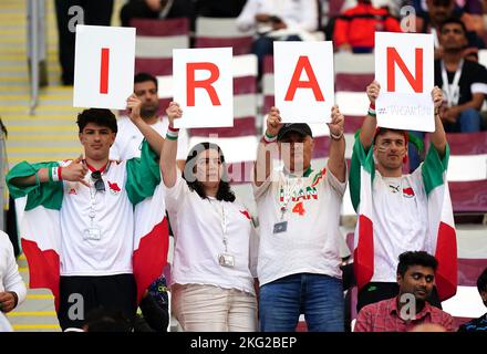 Iranische Fans in den Tribünen halten die Buchstaben IRAN vor dem Spiel der FIFA-Weltmeisterschaft Gruppe B im Khalifa International Stadium, Doha, hoch. Bilddatum: Montag, 21. November 2022. Stockfoto