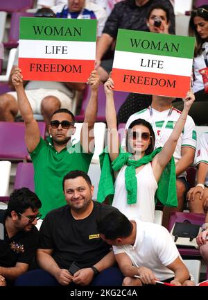 Iranische Fans auf den Tribünen halten vor dem Spiel der FIFA-Weltmeisterschaft der Gruppe B im Khalifa International Stadium in Doha Schilder mit der Aufschrift „Woman Life Freedom“ hoch. Bilddatum: Montag, 21. November 2022. Stockfoto