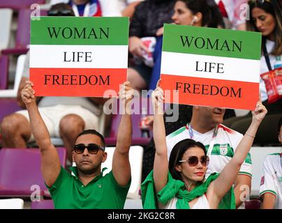 Iranische Fans auf den Tribünen halten vor dem Spiel der FIFA-Weltmeisterschaft der Gruppe B im Khalifa International Stadium in Doha Schilder mit der Aufschrift „Woman Life Freedom“ hoch. Bilddatum: Montag, 21. November 2022. Stockfoto