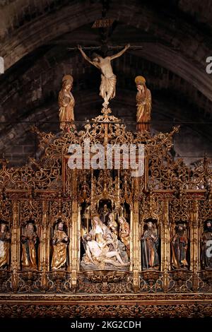 Kathedrale Von Sevilla. Goldener Hauptaltar mit biblischen Figuren. Spanien. Stockfoto