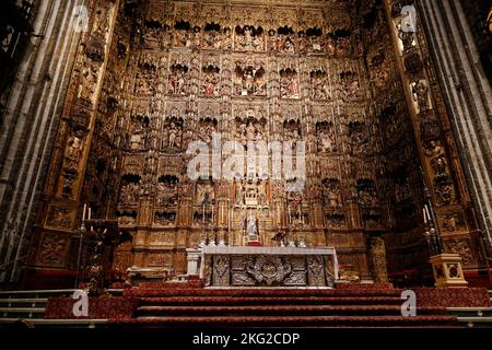 Kathedrale Von Sevilla. Goldener Hauptaltar mit biblischen Figuren. Spanien. Stockfoto