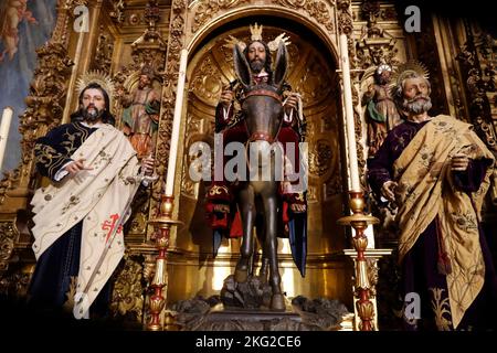 Iglesia del Salvador (Sevilla). Der heilige Paulus, Jesus und der heilige Petrus. Spanien. Stockfoto