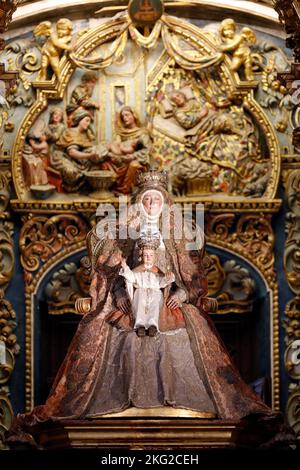 Iglesia del Salvador (Sevilla). Gekrönte Jungfrau Maria und Kind. Die heilige Anna mit der jungen Jungfrau Spanien. Stockfoto