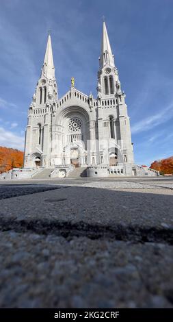 Eine vertikale Aufnahme des wunderschönen historischen Stadtbezirks Sainte-Anne-de-la-Perade in Quebec, Kanada Stockfoto