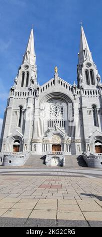 Eine vertikale Aufnahme des wunderschönen historischen Stadtbezirks Sainte-Anne-de-la-Perade in Quebec, Kanada Stockfoto