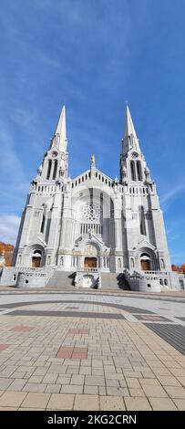 Eine vertikale Aufnahme des wunderschönen historischen Stadtbezirks Sainte-Anne-de-la-Perade in Quebec, Kanada Stockfoto