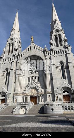 Eine vertikale Aufnahme des wunderschönen historischen Stadtbezirks Sainte-Anne-de-la-Perade in Quebec, Kanada Stockfoto