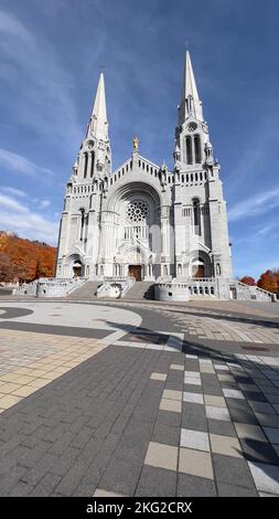 Eine vertikale Aufnahme des wunderschönen historischen Stadtbezirks Sainte-Anne-de-la-Perade in Quebec, Kanada Stockfoto