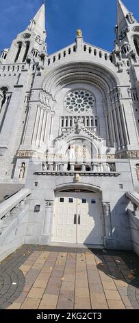 Eine vertikale Aufnahme des wunderschönen historischen Stadtbezirks Sainte-Anne-de-la-Perade in Quebec, Kanada Stockfoto