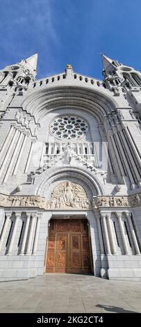 Eine vertikale Aufnahme des wunderschönen historischen Stadtbezirks Sainte-Anne-de-la-Perade in Quebec, Kanada Stockfoto