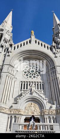 Eine vertikale Aufnahme des wunderschönen historischen Stadtbezirks Sainte-Anne-de-la-Perade in Quebec, Kanada Stockfoto