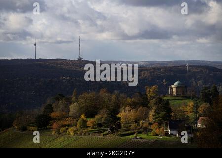 Stuttgart, Deutschland. 21.. November 2022. Licht fällt durch ein Loch in den Wolken auf dem Rotenberg und der Württembergischen Grabkapelle, im Hintergrund der Stuttgarter Fernsehturm und der Funkturm. Quelle: Marijan Murat/dpa/Alamy Live News Stockfoto