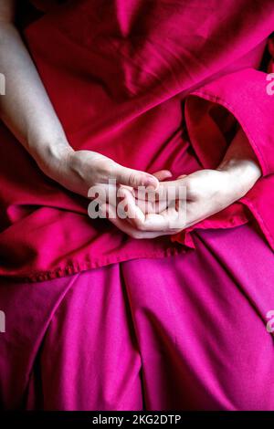 Hände der buddhistischen Nonne, Westfrankreich Stockfoto