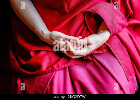 Hände der buddhistischen Nonne, Westfrankreich Stockfoto