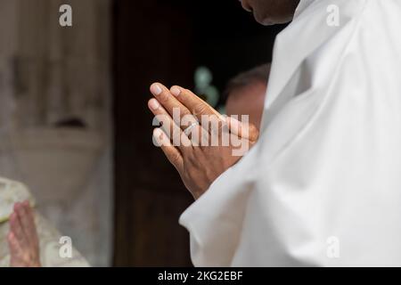 Messe vor der Kirche der Heiligen Dreifaltigkeit, Pinterville, Frankreich. Stockfoto