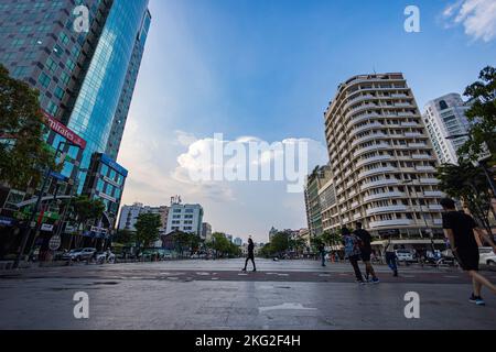 Ho-Chi-Minh-Stadt, Vietnam - 07. November 2022: Rathaus auf dem Nationalplatz in Saigon. Stadtbild der Indochina-Metropole. Menschen, die auf dem Th Stockfoto