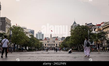 Ho-Chi-Minh-Stadt, Vietnam - 07. November 2022: Rathaus auf dem Nationalplatz in Saigon. Stadtbild der Indochina-Metropole. Menschen, die auf dem Th Stockfoto