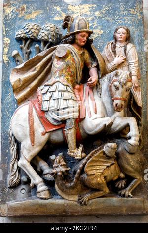 Kathedrale Saint Julien, Le Mans, Frankreich. Relief mit dem Heiligen Georg, der einen Drachen tötet Stockfoto