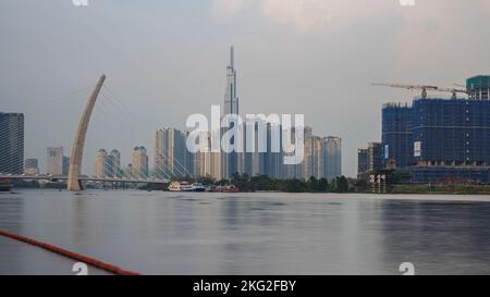 Ho-Chi-Minh-Stadt, Vietnam - 07. November 2022: Blick auf den Vinnhomes Central Park und das Gebäude Landmark 81 in Saigon. Landmark 81, der höchste Turm in Stockfoto