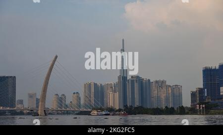 Ho-Chi-Minh-Stadt, Vietnam - 07. November 2022: Blick auf den Vinnhomes Central Park und das Gebäude Landmark 81 in Saigon. Landmark 81, der höchste Turm in Stockfoto