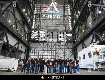 Das US Air Force Air Demonstration Squadron, die Thunderbirds, machen eine Tour durch das Vehicle Assembly Building (VAB) im Kennedy Space Center (KSC), Florida, 25. Oktober 2022. Die VAB dient als zentrale Drehscheibe des führenden Multi-User-Weltraumhafens der NASA. Stockfoto