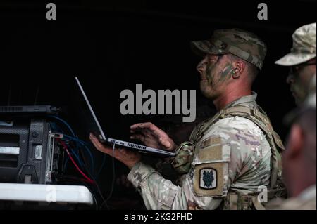 Soldaten der 50. Expeditionary Signal Bataillon-Enhanced (ESB-E), 35. Corps Signal Brigade, haben ihre Ausrüstung während eines Feldtrainings am 26. Oktober 2022 in Fort Bragg, N.C. aufgestellt Die 50. ESB-E verbrachten eine Woche vor Ort und durchliefen Tag- und Nachtvalidierungsübungen, bei denen jede Crew eine Zeittabelle für digitale Waffen absolvieren musste, um ihre skalierbaren Netzwerkknoten zu zertifizieren. (Fotos der US-Armee von Sgt. Maxine Baen) Stockfoto