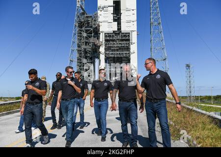 Das US Air Force Air Demonstration Squadron, die Thunderbirds, besucht den Space Launch Complex (SLC) 37 auf der Cape Canaveral Space Force Station, Florida, 25. Oktober 2022. SLC-37 wurde 1963 von der National Aeronautics and Space Administration (NASA) zur Unterstützung des Saturn I-Programms akzeptiert. Stockfoto