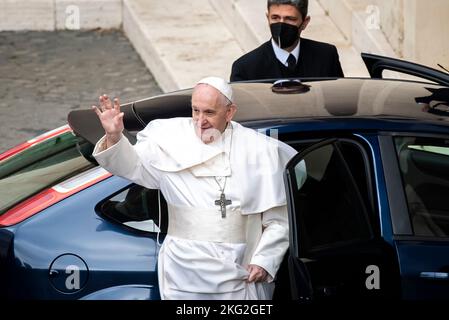 Papst Franziskus trifft sich mit Gläubigen, bevor er den Innenhof von San Damaso im Vatikan verlässt, nachdem er eine wöchentliche Generalaudienz mit der pu im Freien gehalten hat Stockfoto