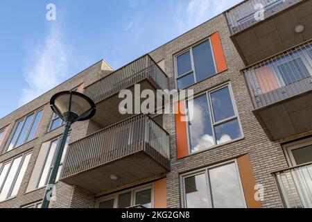 Balkons in der endgültigen Bauphase mit Außenfassade des Immobilieninvestitionsprojekt. Stockfoto