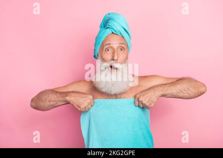 Foto von lustigen pensionierten Mann nach dem Bad nehmen auf blauem Handtuch isoliert über rosa Pastellfarben Hintergrund Stockfoto