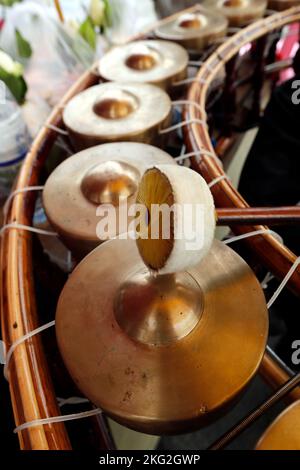 Traditionelle Khmer-Musik. Gamelan-Instrumente in einer kambodschanischen Pagode. Phnom Penh. Kambodscha. Stockfoto