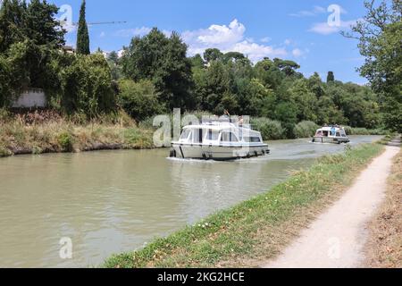 Boot,Boote,Segeln,Vergnügen,Boot,auf,Canal du Midi,populär,Freizeit,Aktivität,at,in,Carcassonne,Aude,Occitanie,Südfrankreich,Frankreich,Frankreich,Frankreich,Europa,europäisch,August,Sommer, Stockfoto